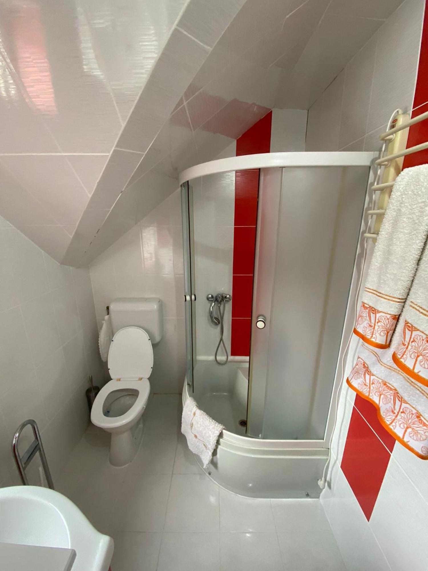Cosy Bedroom For 2 With Balcony In A Family Villa Turnu Măgurele エクステリア 写真